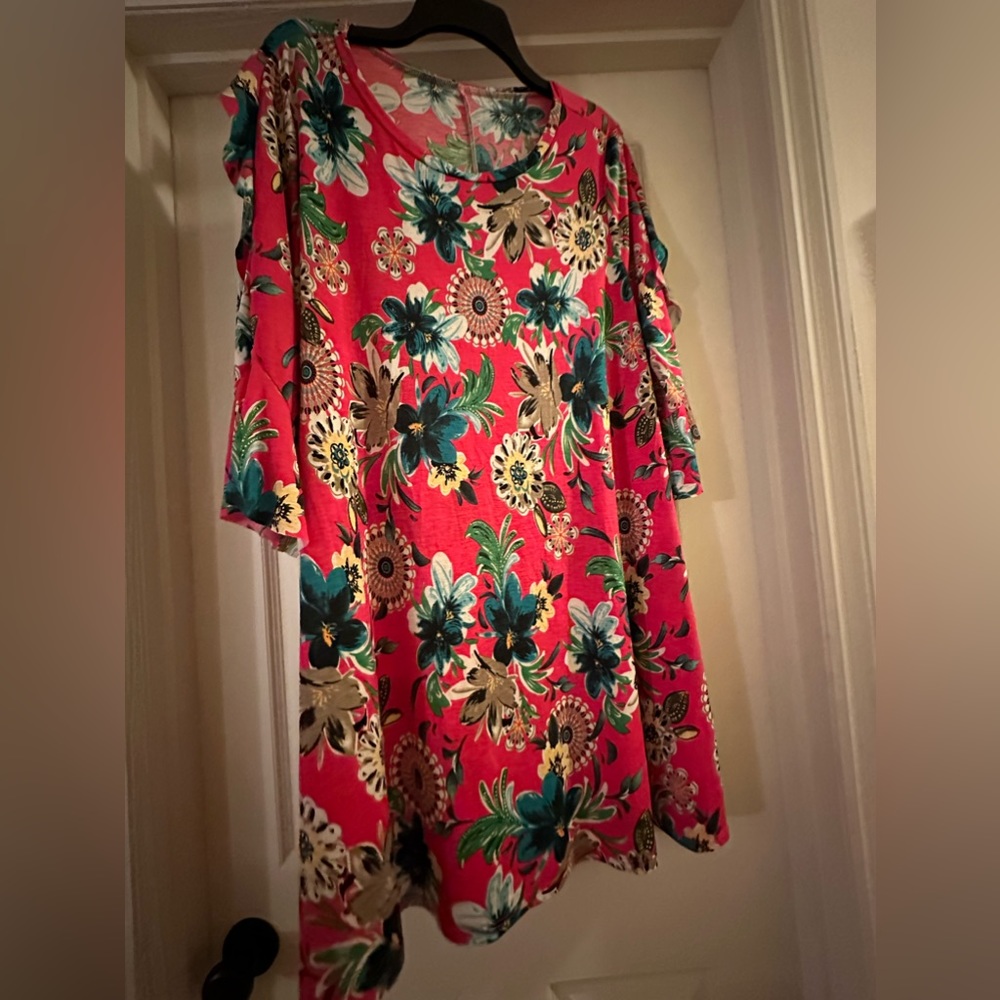 Stretchy flowy dress. Only worn a couple of times. Breathable material!